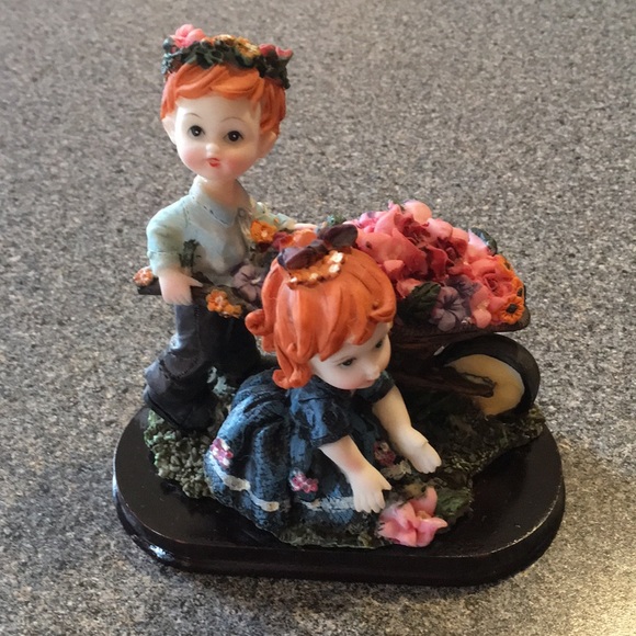 Bundle of ceramic cherubs figurines with floral scenery. - Picture 3 of 16